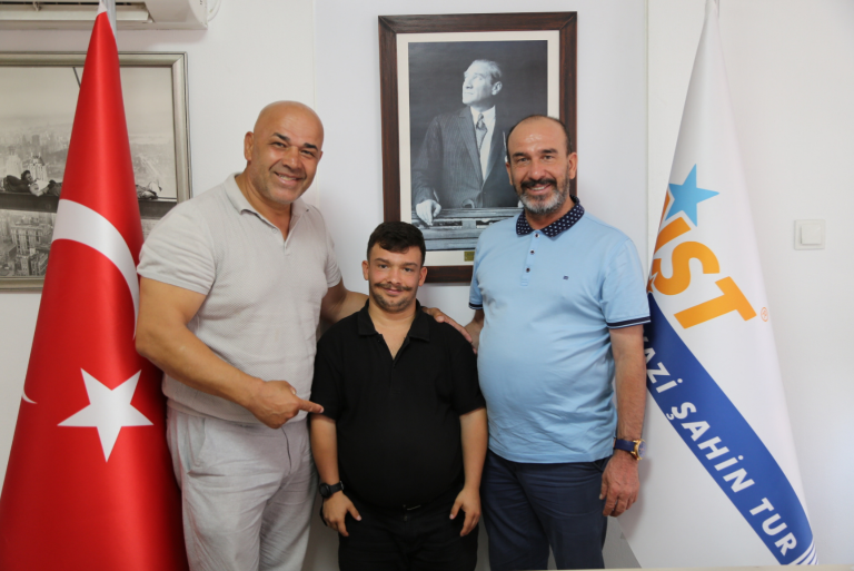 Read more about the article Kırkpınar’ın Yeni Başcazgırı Emin Ger’den Niyazi Şahin’e Ziyaret